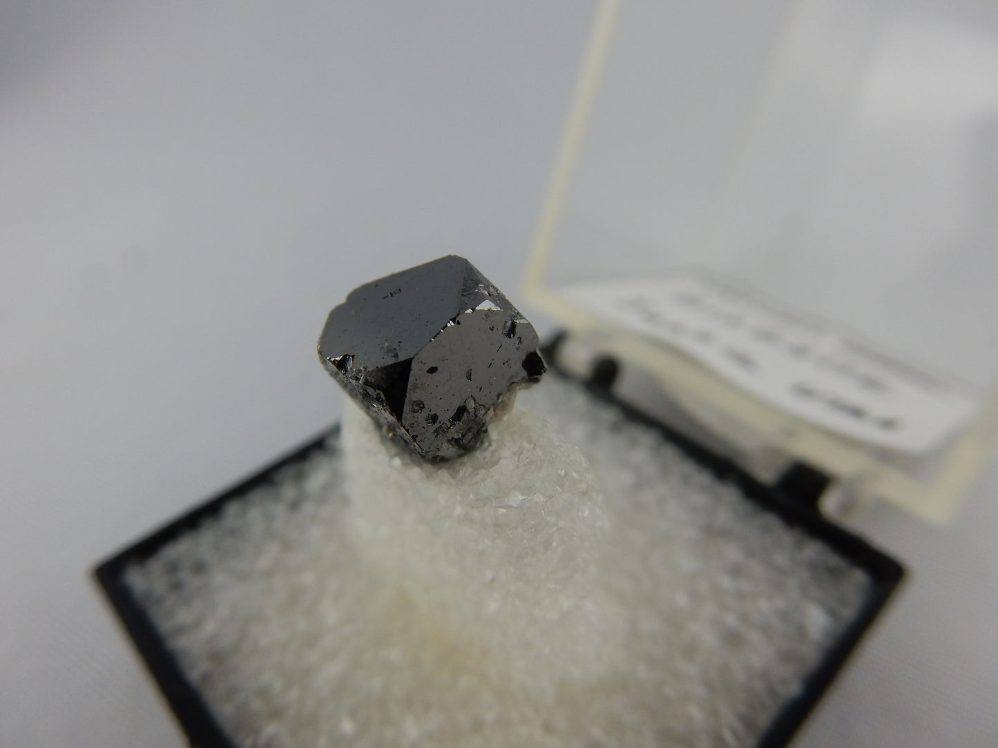 Bixbyite - cubic Crystal