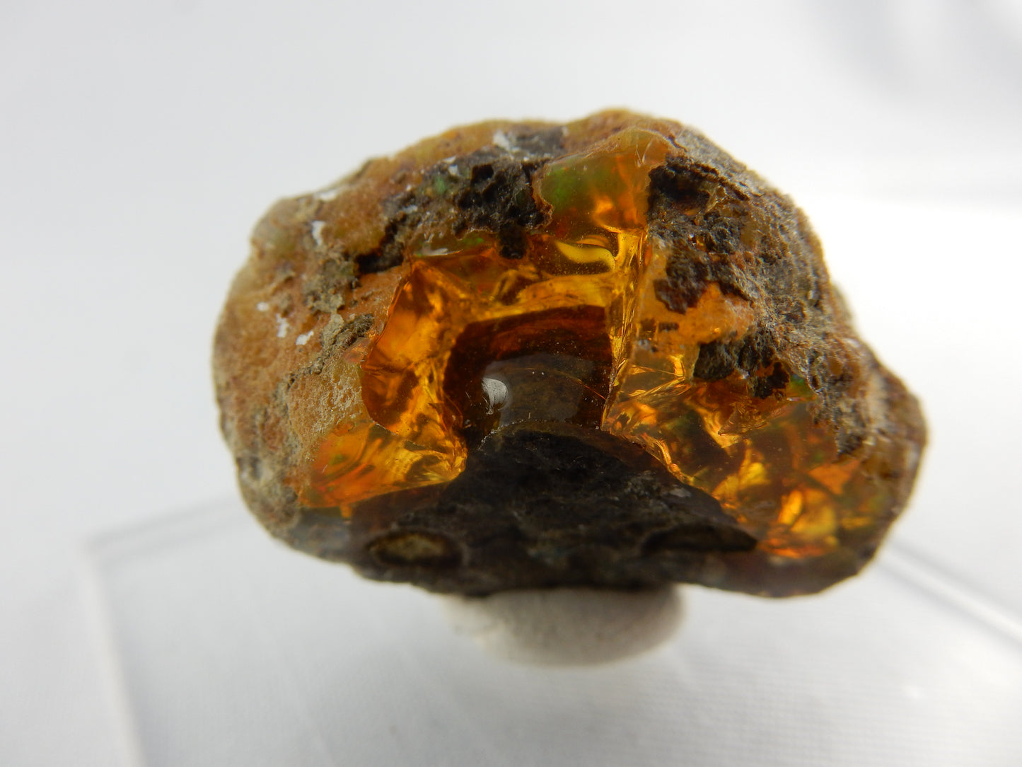 amber-red volcanic fire opal found in basalts in deserts of Mexico
