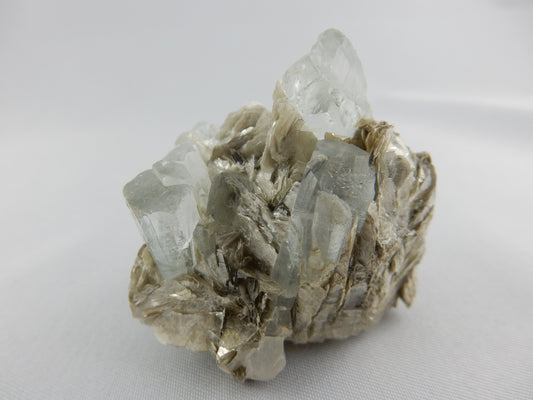 gemmy sky-blue, 5 x terminated Aquamarine crystals on bed of muscovite