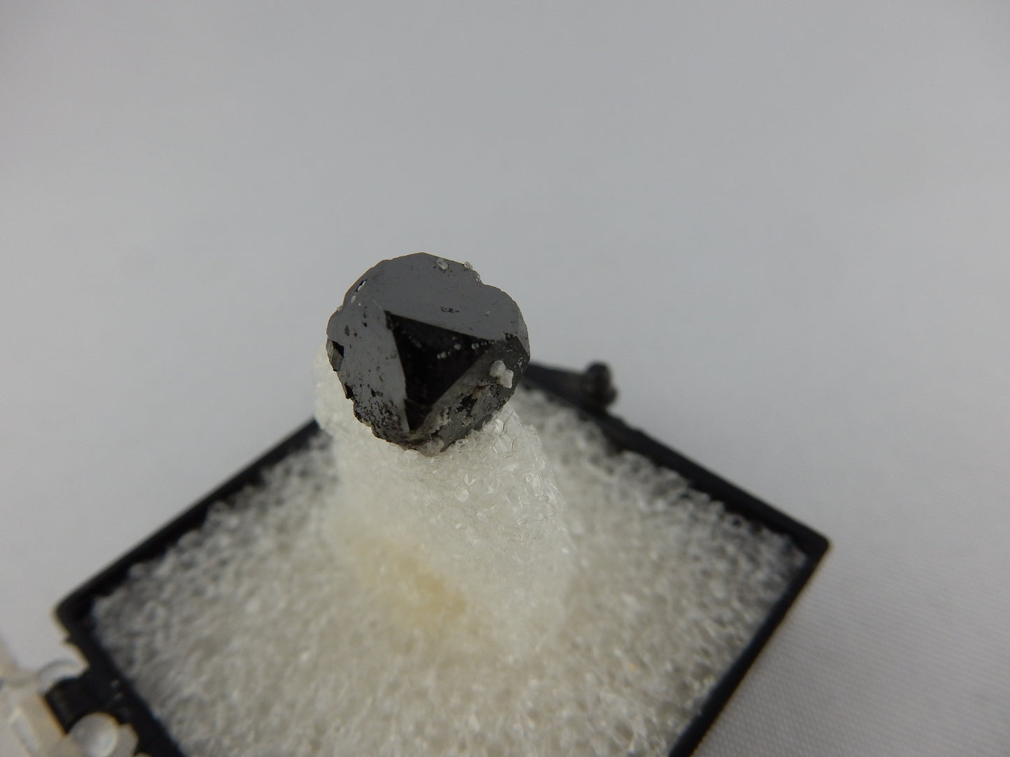 Bixbyite - cubic Crystal