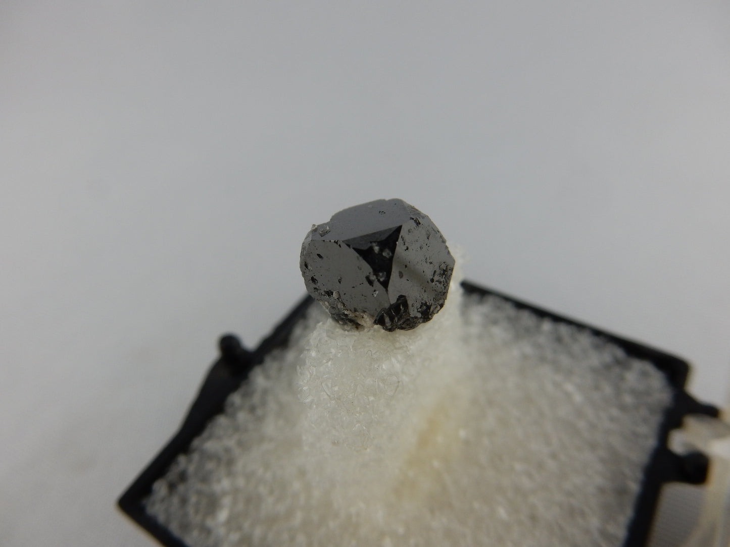 Bixbyite - cubic Crystal