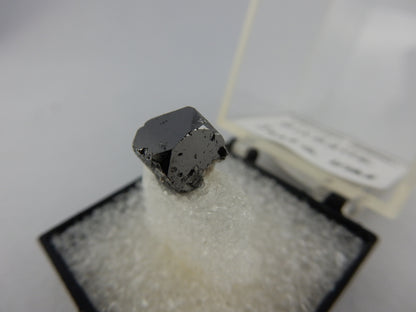 Bixbyite - cubic Crystal