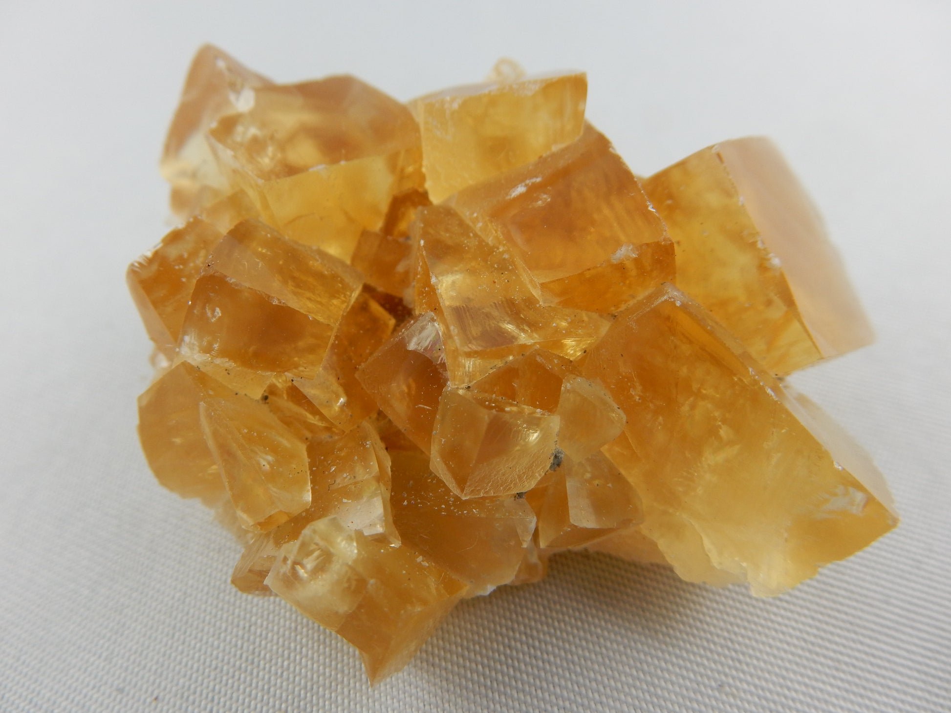 new find from China - cubic clusters of gemmy golden calcite