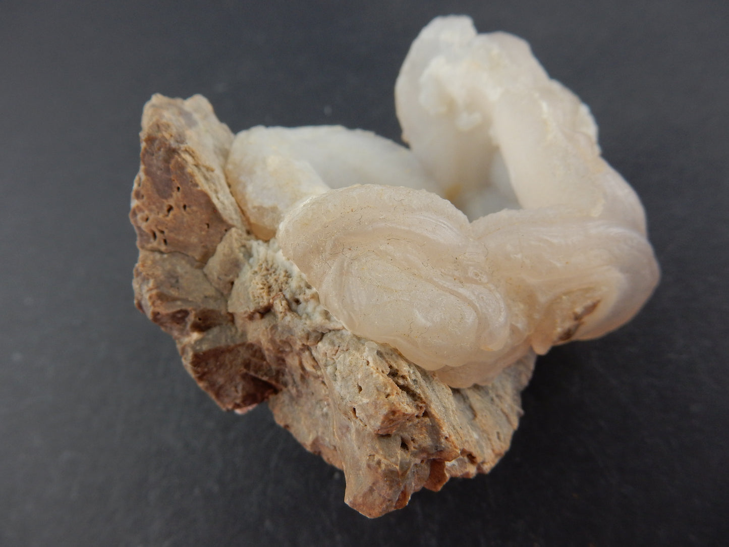 Chalcedony "Lips" (UV green)