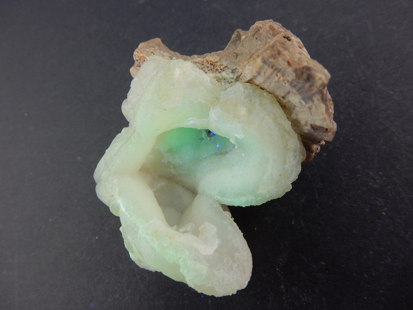 Chalcedony "Lips" (UV green)