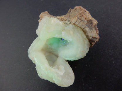 Chalcedony "Lips" (UV green)