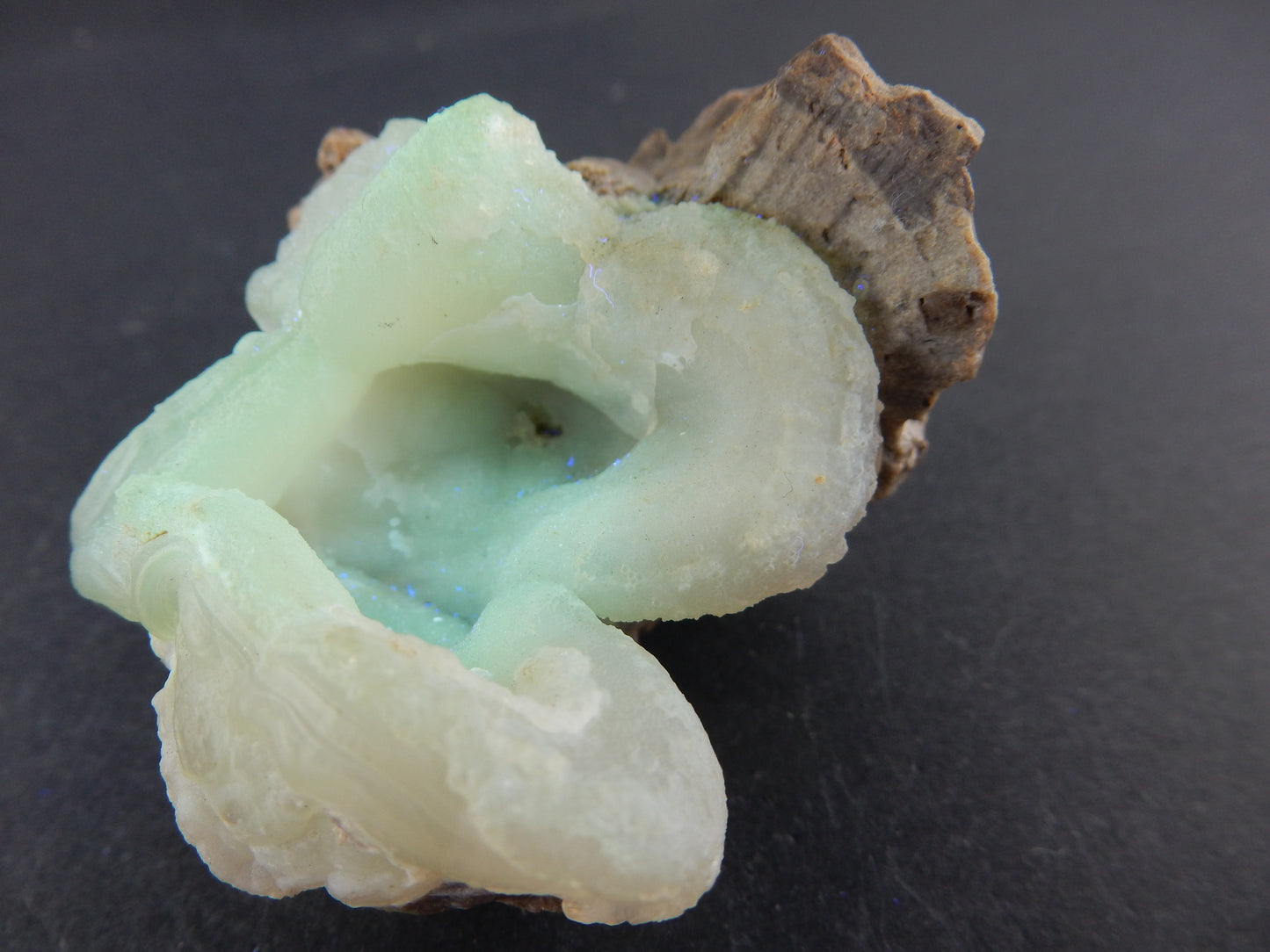 Chalcedony "Lips" (UV green)