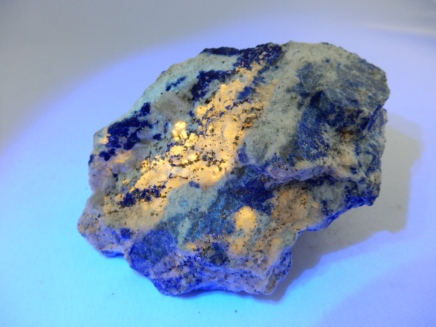Lazurite on Calcite with Pyrite