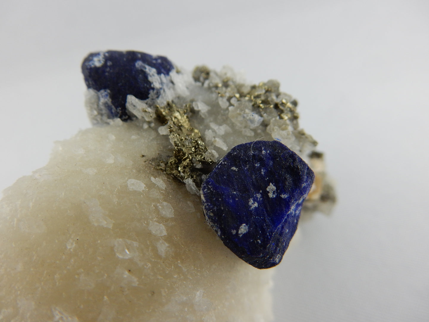 Lazurite on Calcite with Pyrite