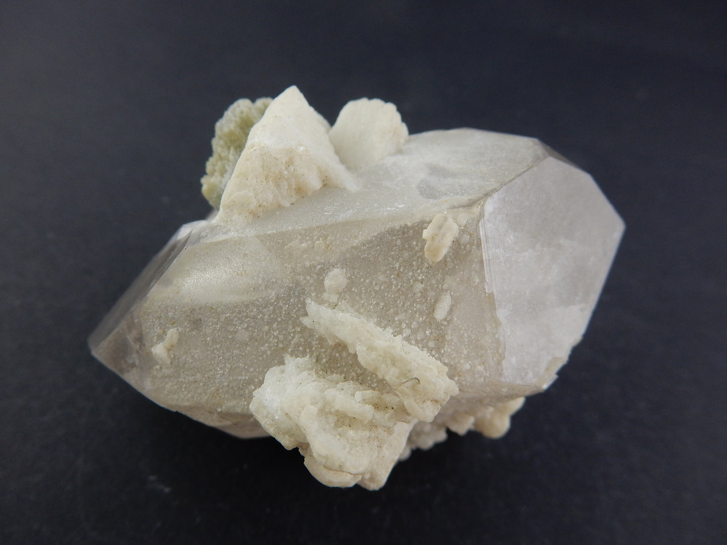 Special complete double-terminated quartz - with frosting middle and clear/gemmy tips - with a wreath of cleavandite