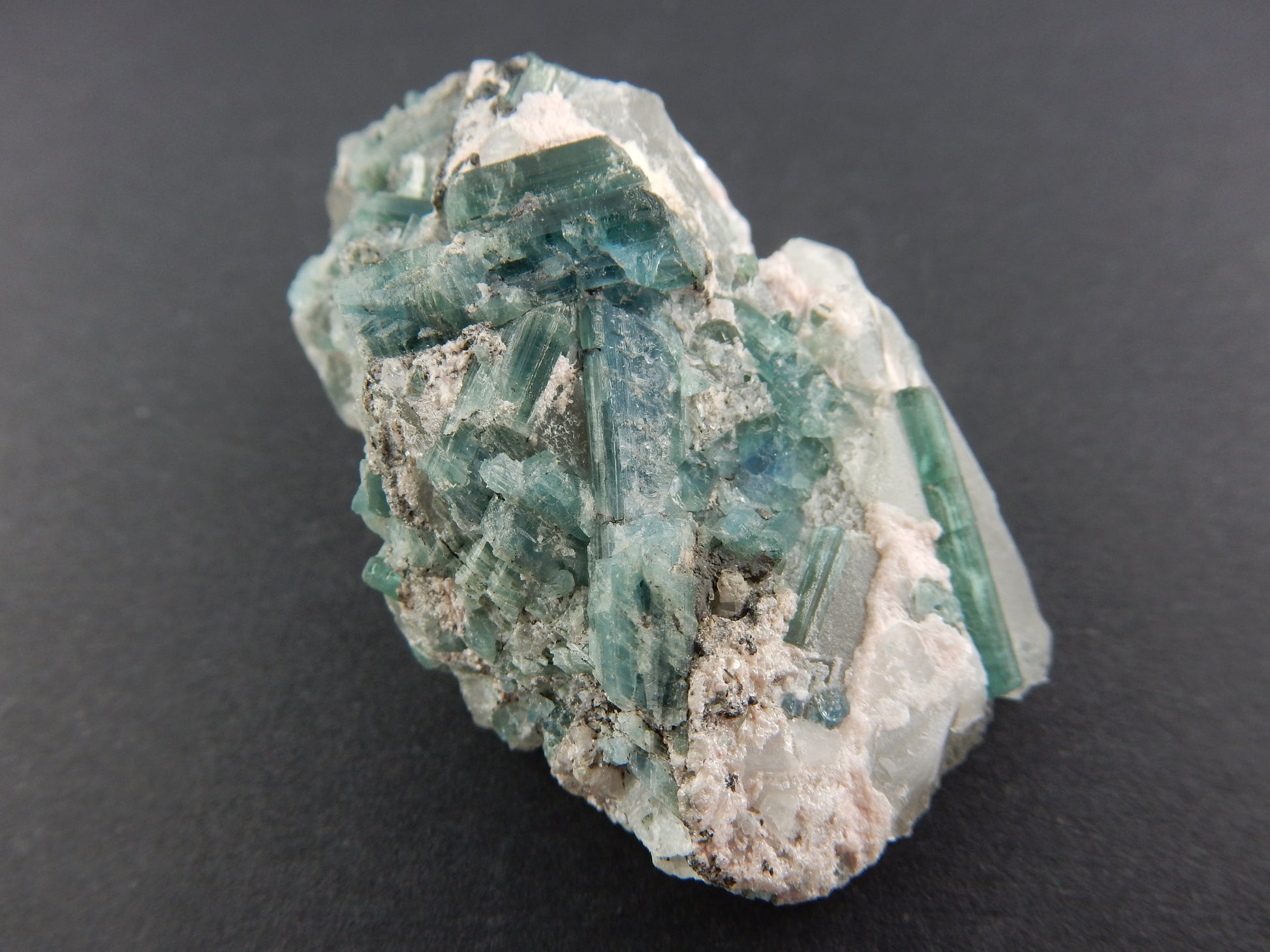 gemmy sparkly classic deep blue "Indicolite" tourmaline smothering a bed of quartz, minor pink lepidolite
