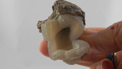 Chalcedony "Lips" (UV green)